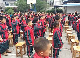 貧困山區(qū)小學(xué)校服定制