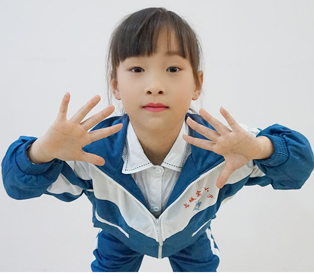 校服定制-9年經(jīng)驗通榮制衣-100萬現(xiàn)貨校服廠家融入了哪里校服元素