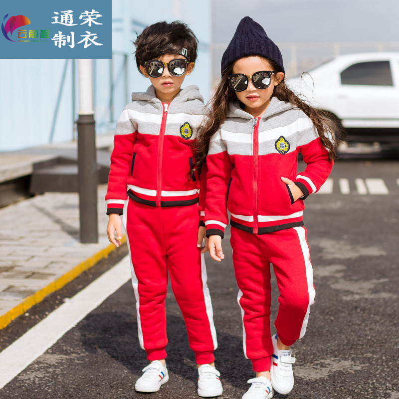 幼兒園園服廠家設(shè)計(jì)師抓住了孩子們的尾巴